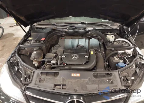 2014 Mercedes-Benz C 250 z USA, uszkodzony, nr VIN WDDGJ4HB7EG325953